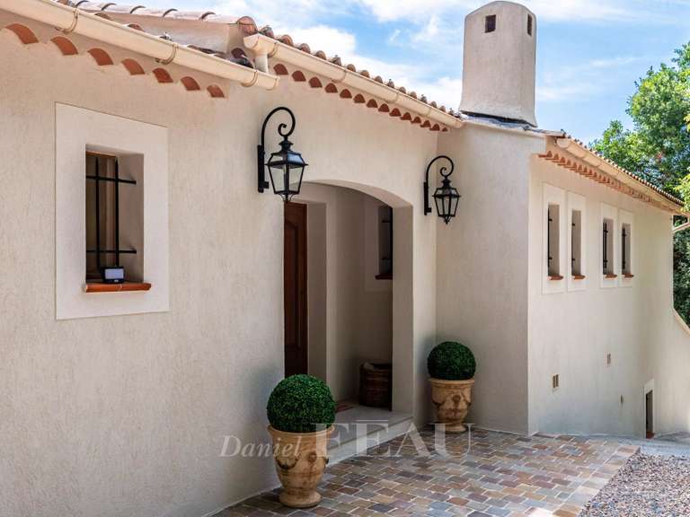 Villa Bagnols-en-Forêt - 3 chambres - 150m²