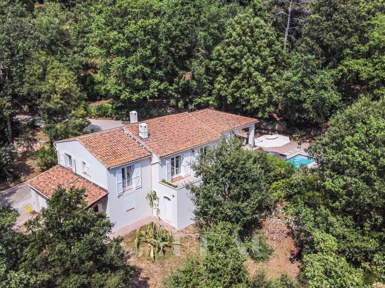 Villa Bagnols-en-Forêt - 3 chambres - 150m²