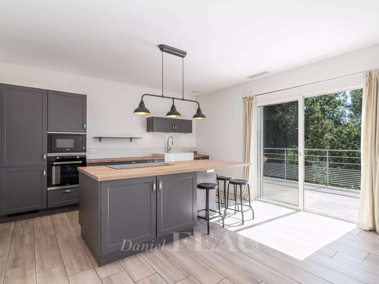 Villa Bagnols-en-Forêt - 5 chambres - 203m²