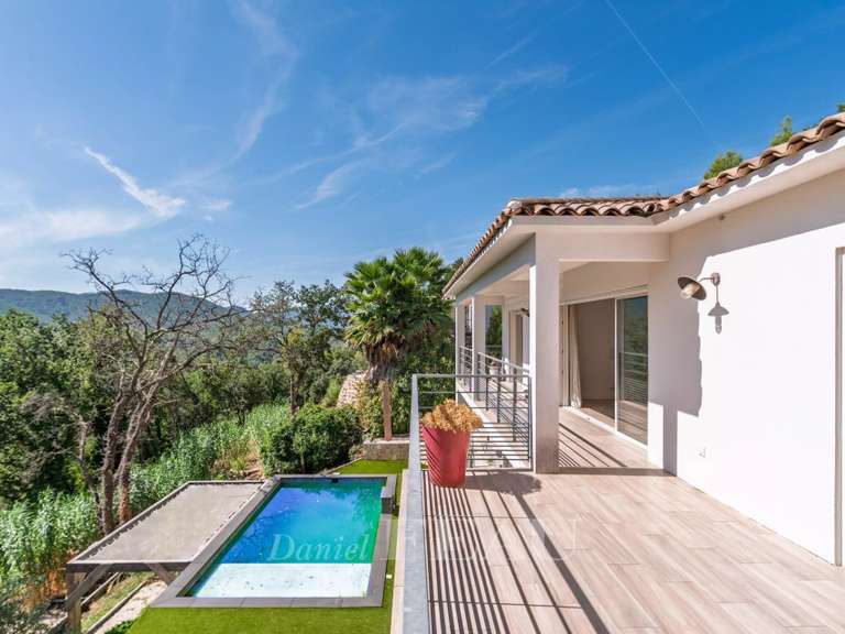 Villa Bagnols-en-Forêt - 5 chambres - 203m²