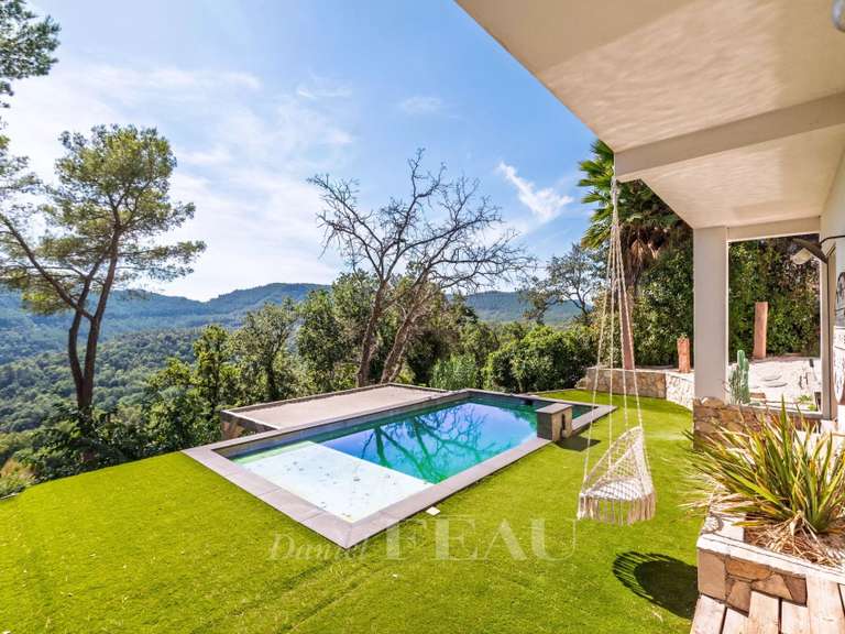 Villa Bagnols-en-Forêt - 5 chambres - 203m²