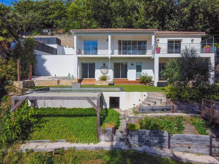 Villa Bagnols-en-Forêt - 5 chambres - 203m²