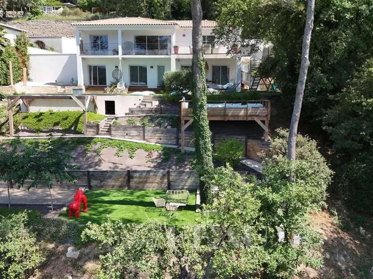 Villa Bagnols-en-Forêt - 5 chambres - 203m²