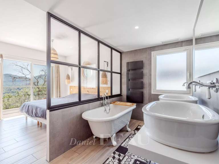 Villa Bagnols-en-Forêt - 5 chambres - 203m²