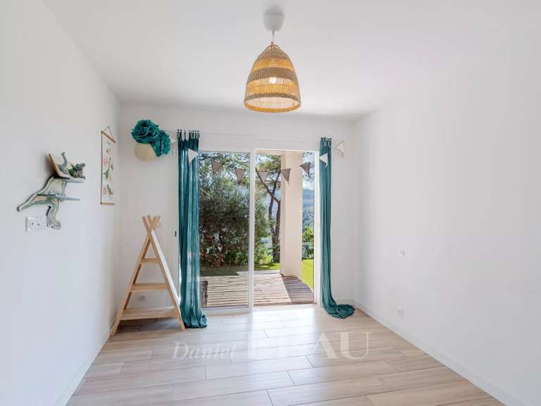 Villa Bagnols-en-Forêt - 5 chambres - 203m²