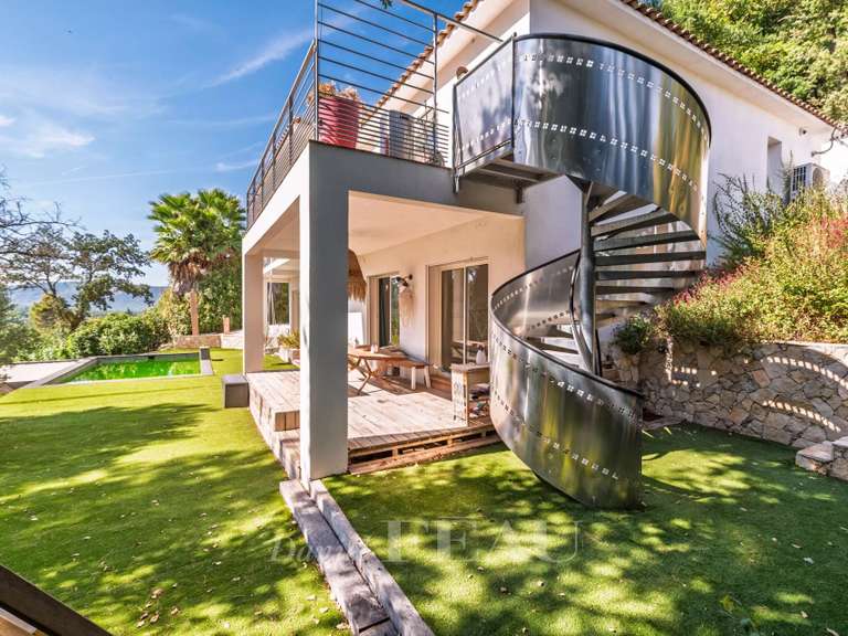 Villa Bagnols-en-Forêt - 5 chambres - 203m²