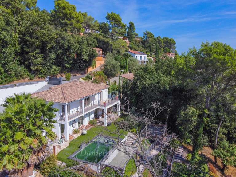 Villa Bagnols-en-Forêt - 5 chambres - 203m²