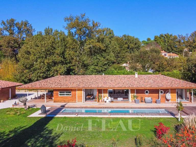 Villa Bagnols-en-Forêt - 4 chambres - 267m²