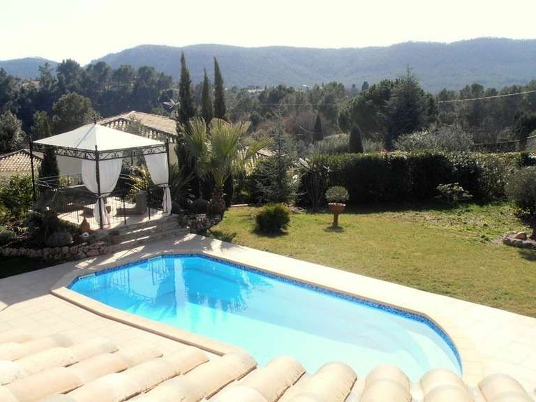 Villa Bagnols-en-Forêt - 5 chambres - 200m²