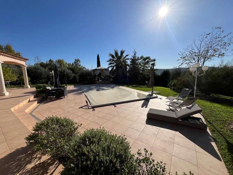 Villa Bagnols-en-Forêt - 5 chambres - 200m²