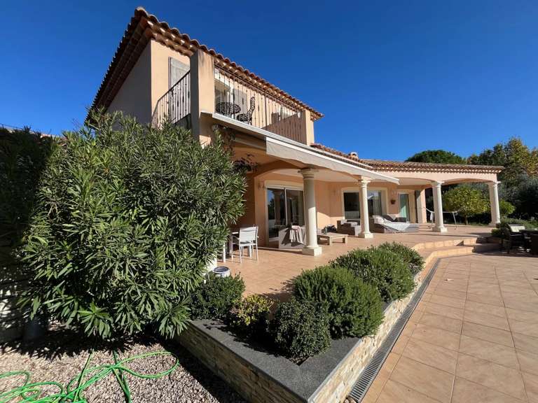 Villa Bagnols-en-Forêt - 5 chambres - 200m²