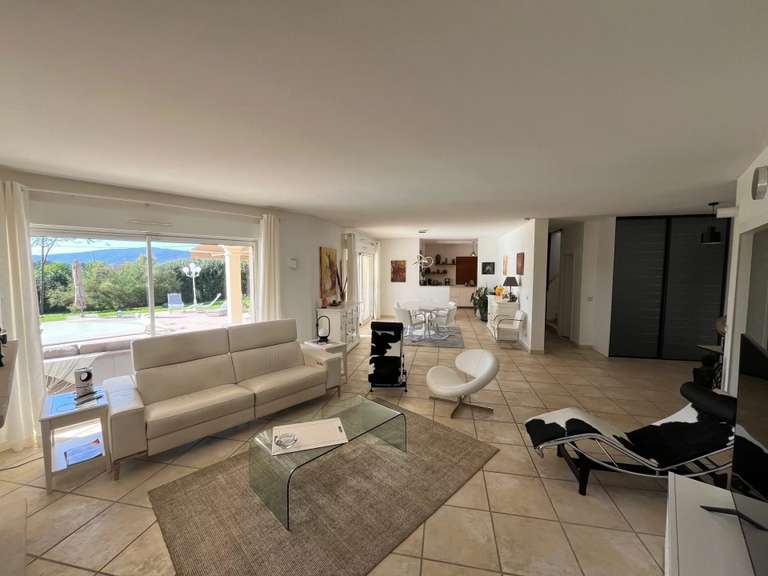 Villa Bagnols-en-Forêt - 5 chambres - 200m²