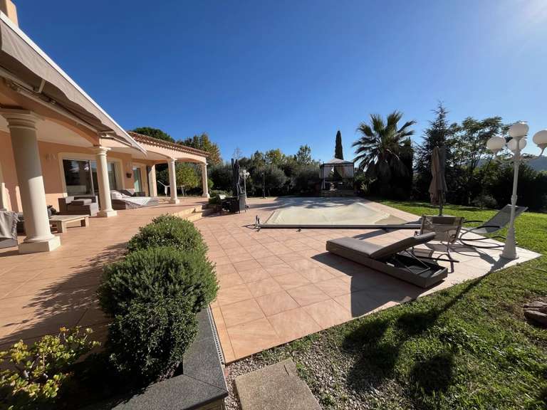 Villa Bagnols-en-Forêt - 5 chambres - 200m²