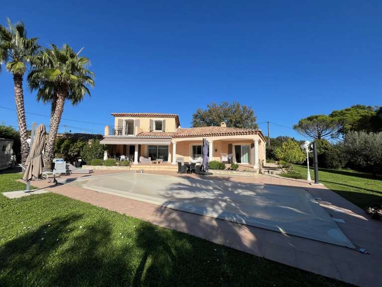 Villa Bagnols-en-Forêt - 5 chambres - 200m²