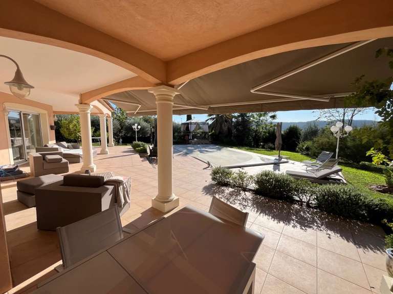 Villa Bagnols-en-Forêt - 5 chambres - 200m²