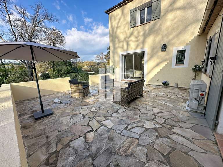 Villa Bagnols-en-Forêt - 4 chambres - 145m²