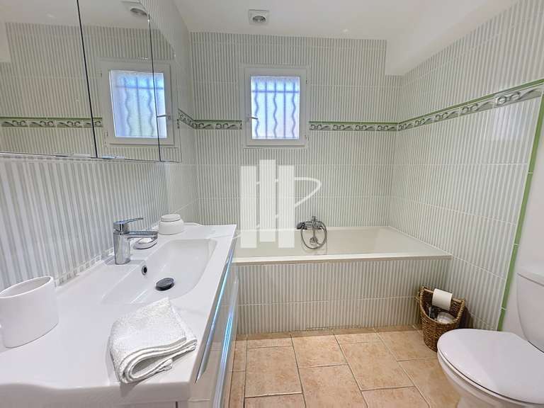 Villa Bagnols-en-Forêt - 4 chambres - 145m²