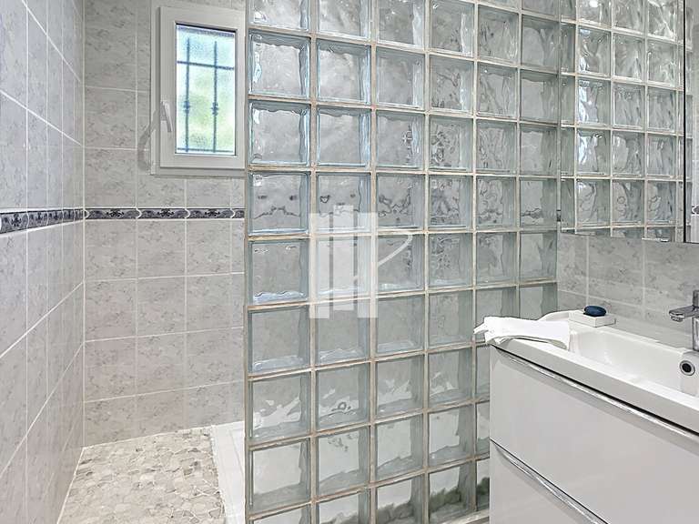 Villa Bagnols-en-Forêt - 4 chambres - 145m²