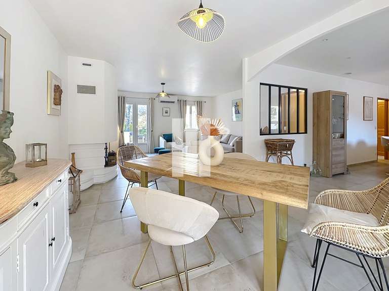 Villa Bagnols-en-Forêt - 4 chambres - 145m²