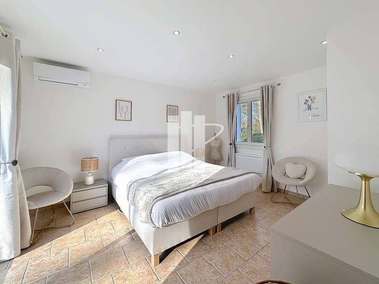 Villa Bagnols-en-Forêt - 4 chambres - 145m²