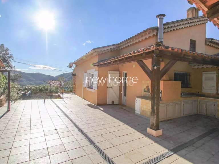 Villa Bagnols-en-Forêt - 5 bedrooms - 142m²