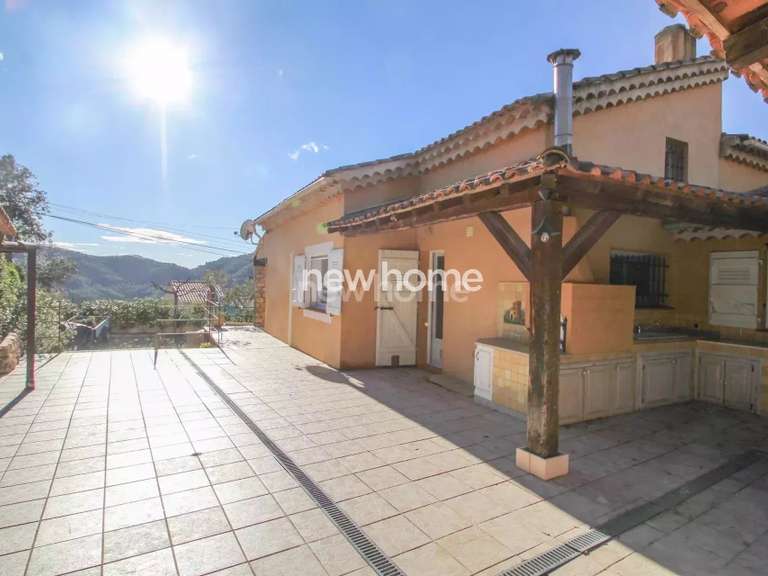 Villa Bagnols-en-Forêt - 5 bedrooms - 142m²