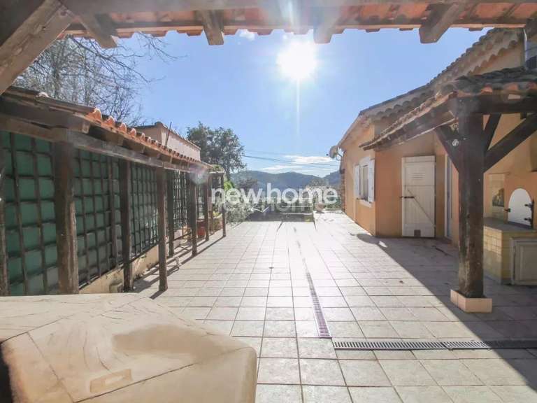 Villa Bagnols-en-Forêt - 5 bedrooms - 142m²