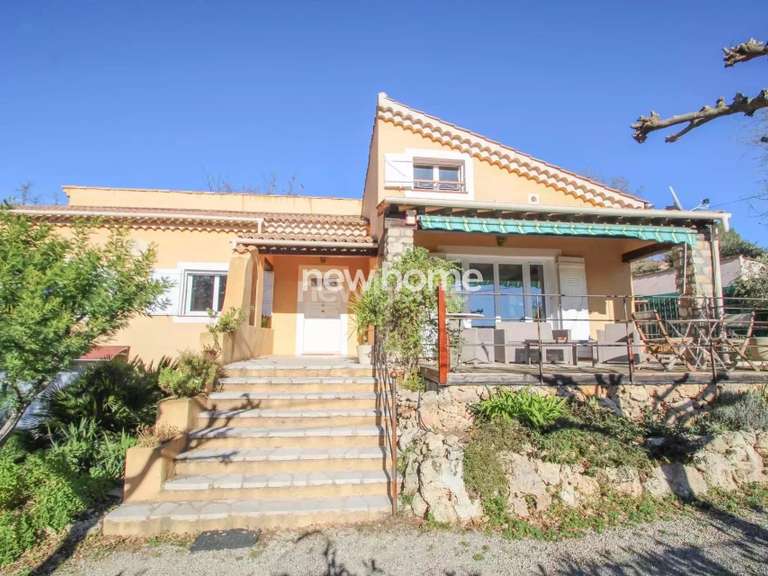 Villa Bagnols-en-Forêt - 5 bedrooms - 142m²