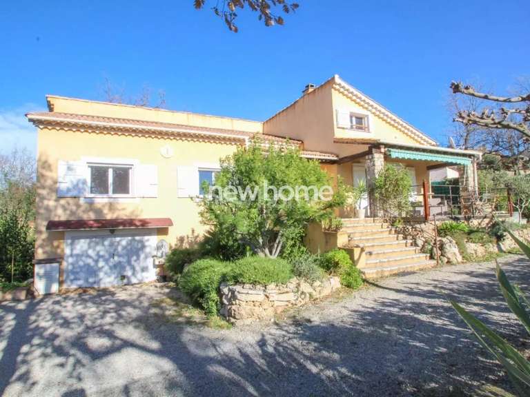 Villa Bagnols-en-Forêt - 5 bedrooms - 142m²