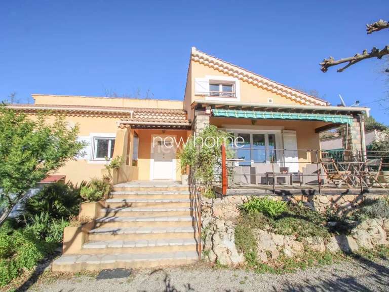 Villa Bagnols-en-Forêt - 5 bedrooms - 142m²