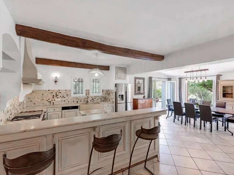 Villa Bagnols-en-Forêt - 4 chambres - 200m²