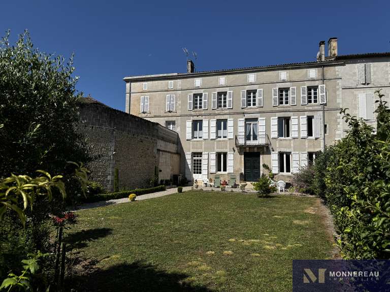 House Barbezieux-Saint-Hilaire - 9 bedrooms - 384m²