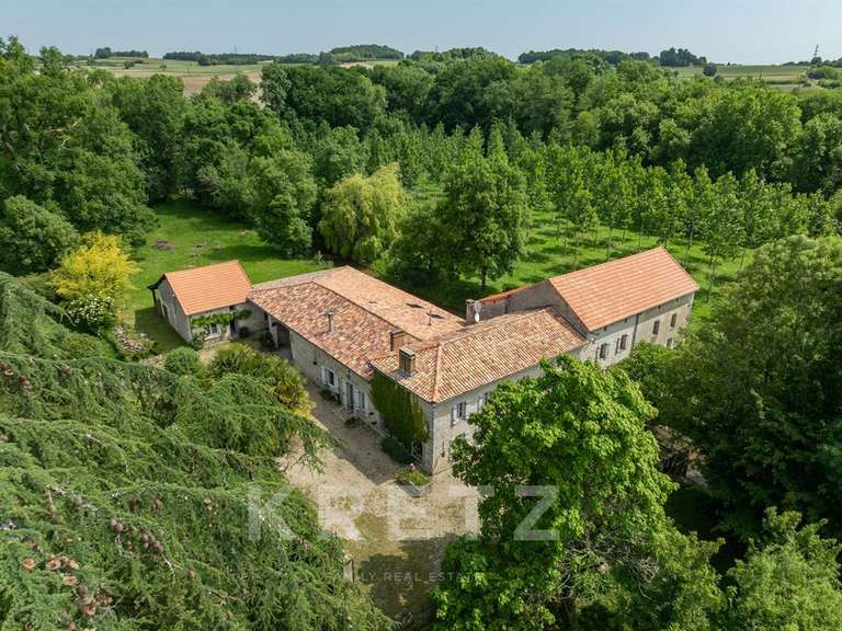 House Barbezieux-Saint-Hilaire - 5 bedrooms - 250m²