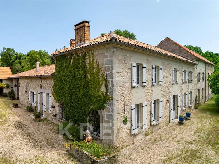 Maison Barbezieux-Saint-Hilaire - 5 chambres - 250m²