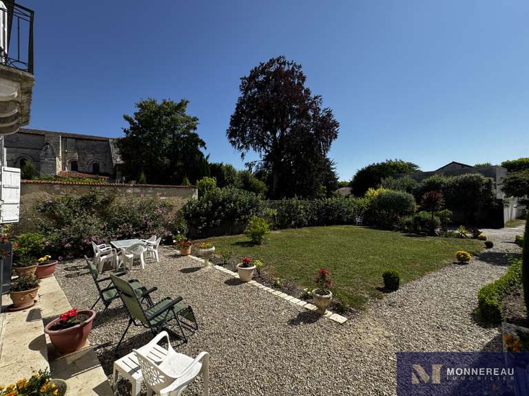 Maison Barbezieux-Saint-Hilaire - 9 chambres - 384m²