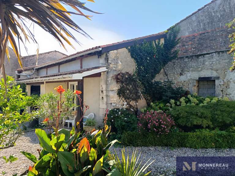 Maison Barbezieux-Saint-Hilaire - 9 chambres - 384m²