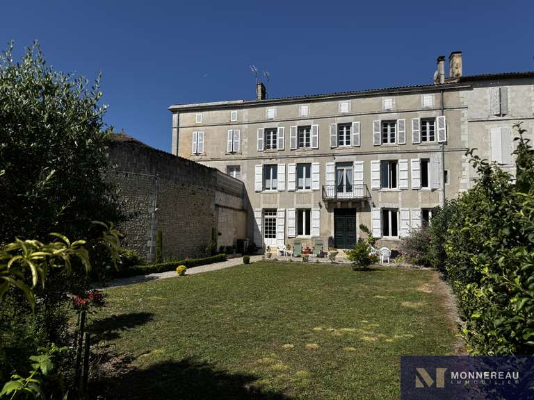 Maison Barbezieux-Saint-Hilaire - 9 chambres - 384m²