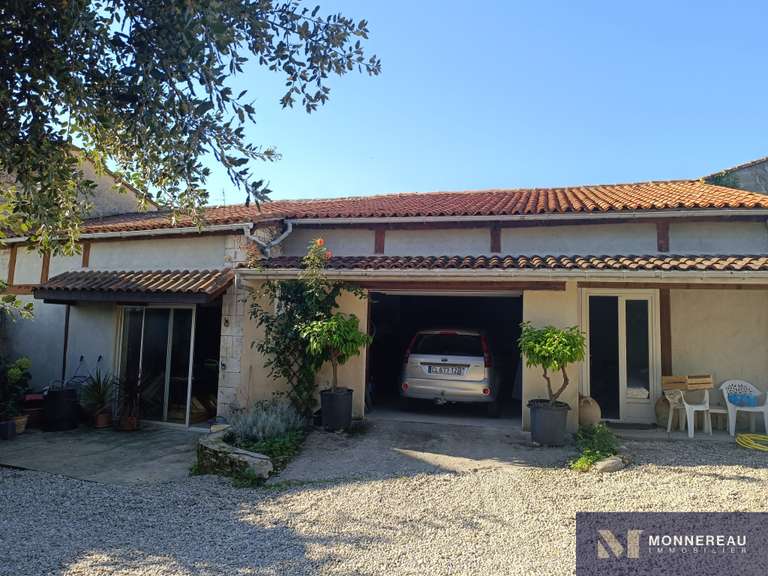 Maison Barbezieux-Saint-Hilaire - 9 chambres - 384m²