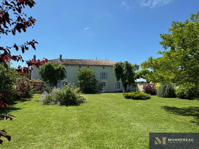 House Barbezieux-Saint-Hilaire - 12 bedrooms - 632m²