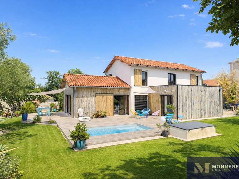 Maison Barbezieux-Saint-Hilaire - 4 chambres - 190m²