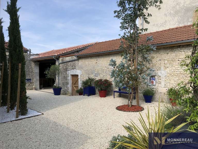 Maison Barbezieux-Saint-Hilaire - 4 chambres - 190m²