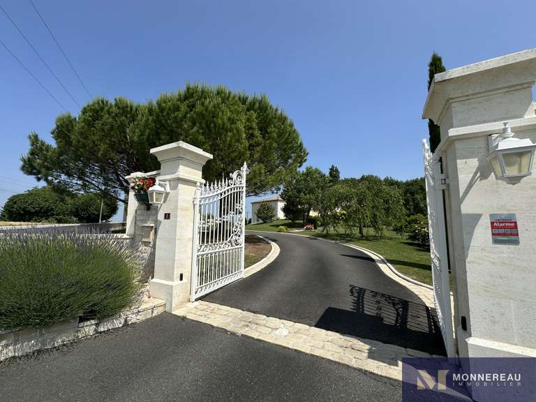 Maison Barbezieux-Saint-Hilaire - 6 chambres - 290m²