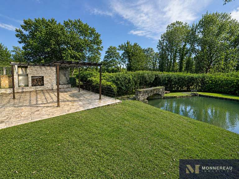 Maison Barbezieux-Saint-Hilaire - 5 chambres - 506m²