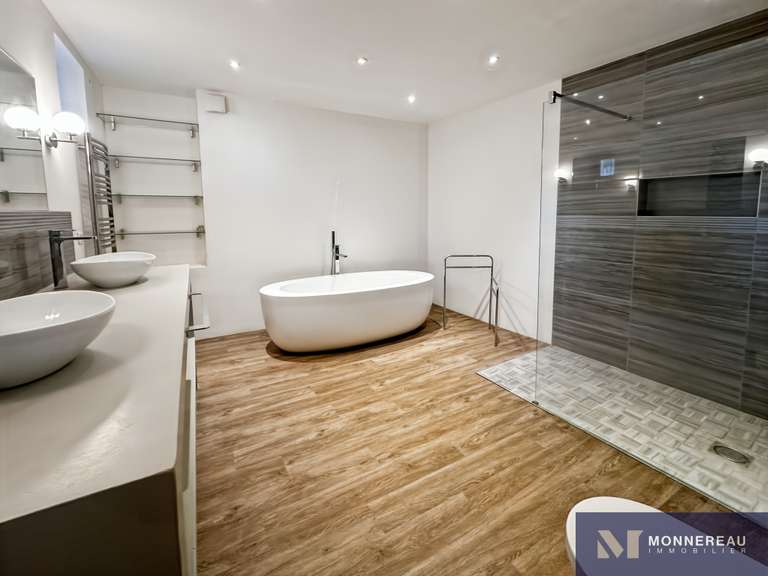 Maison Barbezieux-Saint-Hilaire - 5 chambres - 506m²