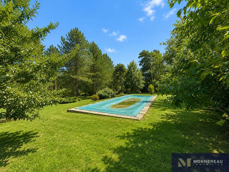 Maison Barbezieux-Saint-Hilaire - 5 chambres - 506m²