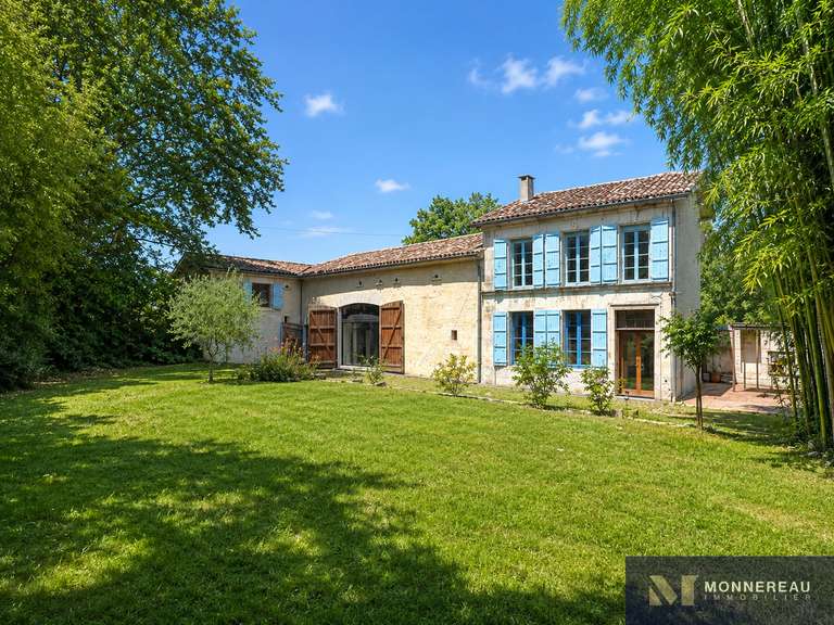 Maison Barbezieux-Saint-Hilaire - 5 chambres - 506m²