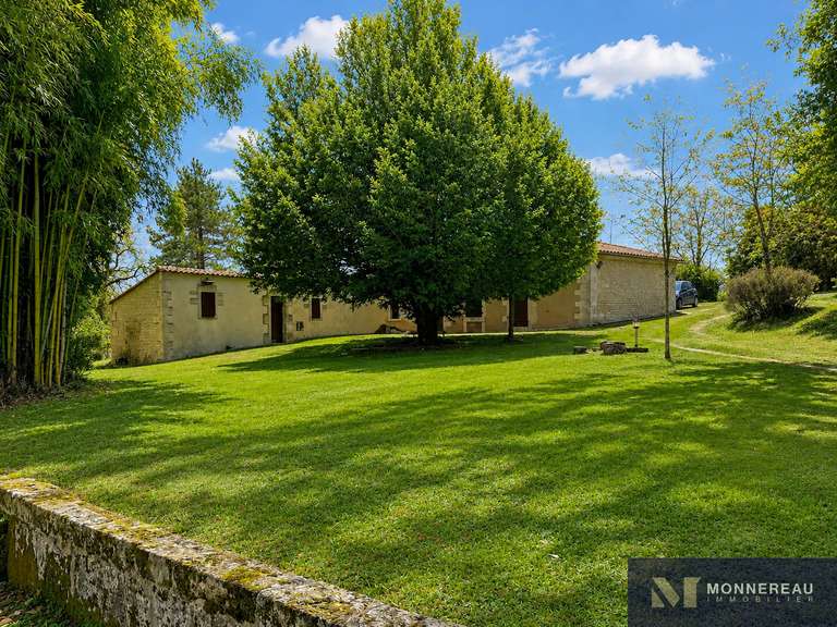 Maison Barbezieux-Saint-Hilaire - 5 chambres - 506m²