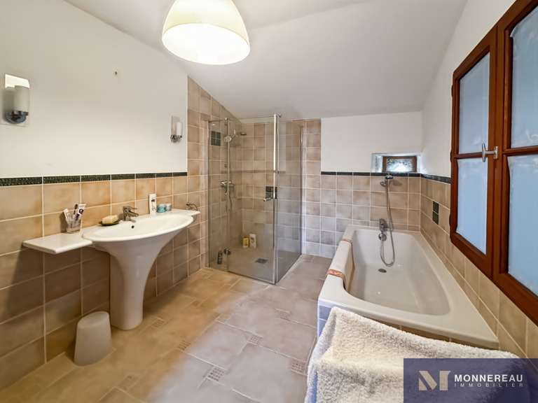 Maison Barbezieux-Saint-Hilaire - 5 chambres - 506m²
