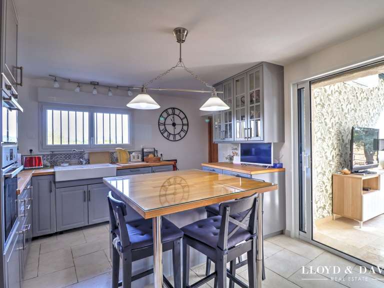 Maison Barjac - 5 chambres - 218m²