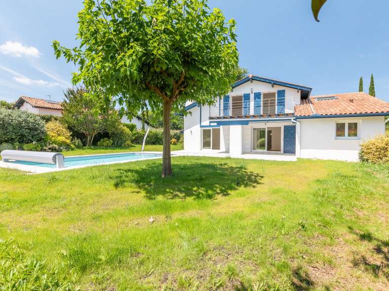 Maison Bassussarry - 4 chambres - 152m²
